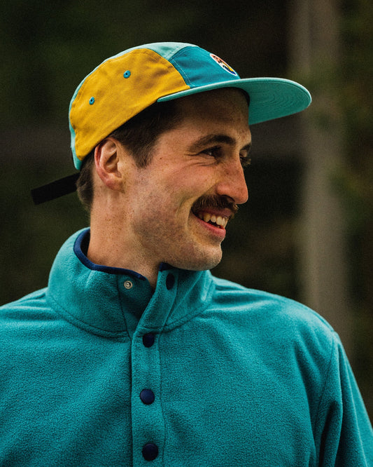 5 Panel Cap Forest Sunrise – smilende mann med bart med capsen og fleecegenser