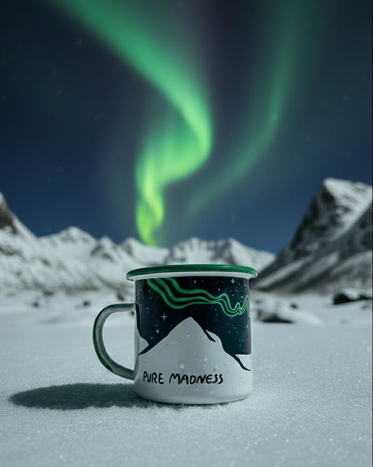 Aurora Enamel Mug – kruset i snøen under nordlyset