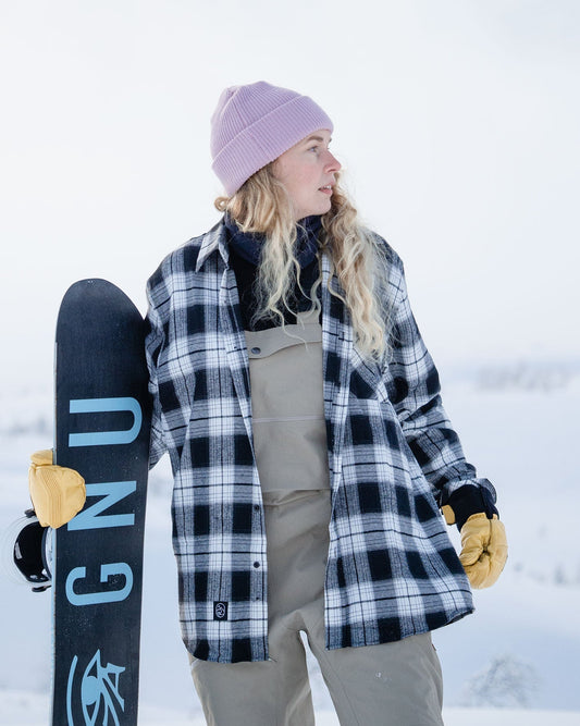 Voss Flannel Shirt Whiteout – kvinne med snowboard i åpen skjorte