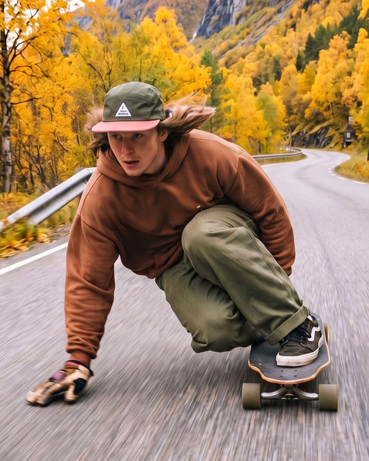 5 Panel Cap Old School – mann på longboard ned en fjellvei i høstfarger