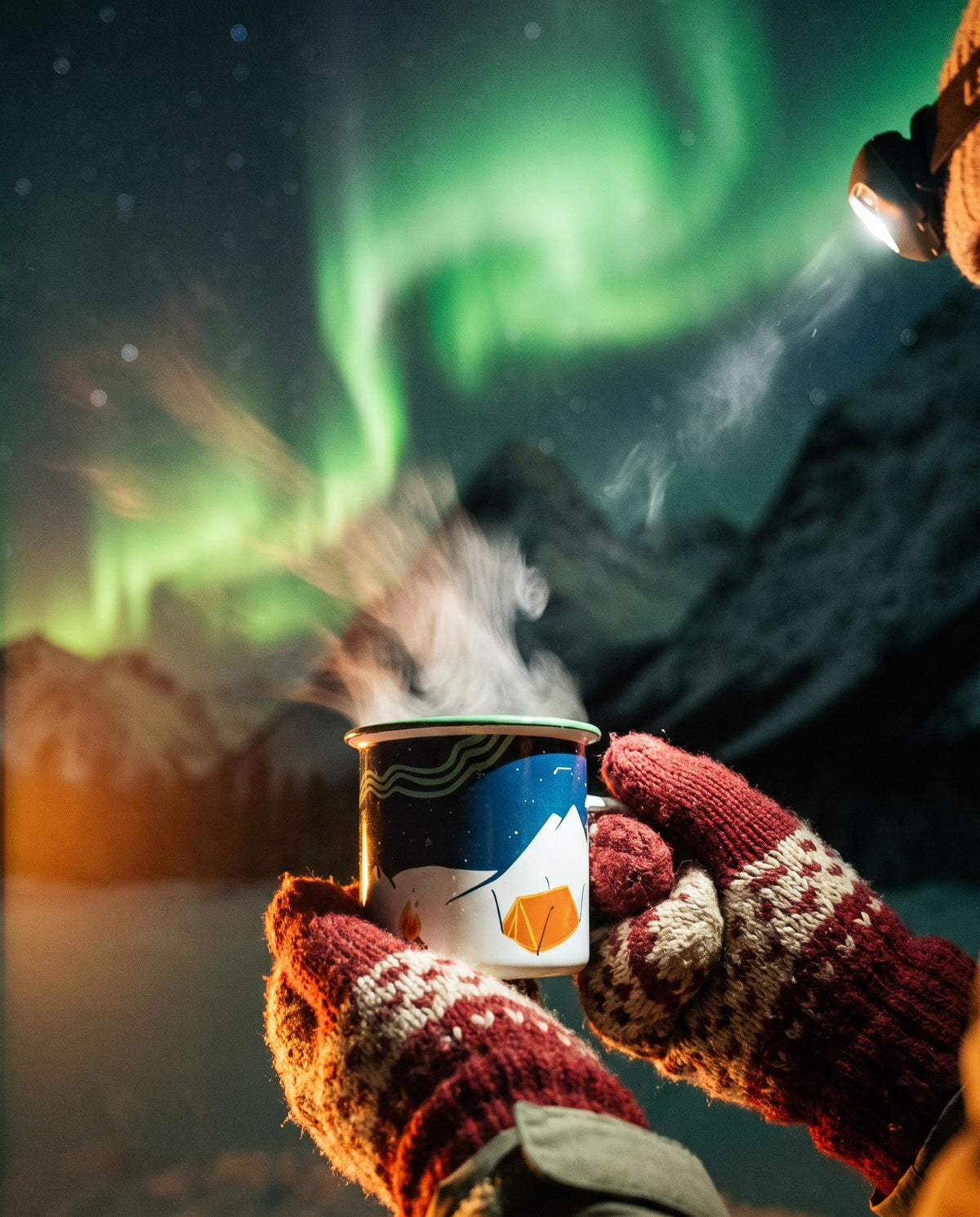 Aurora Enamel Mug – votter holder det dampende kruset under nordlyset