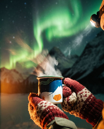 Aurora Enamel Mug – votter holder det dampende kruset under nordlyset