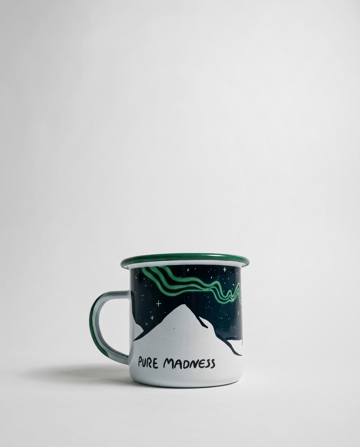 Aurora Enamel Mug – studiobilde av siden med «Pure Madness»