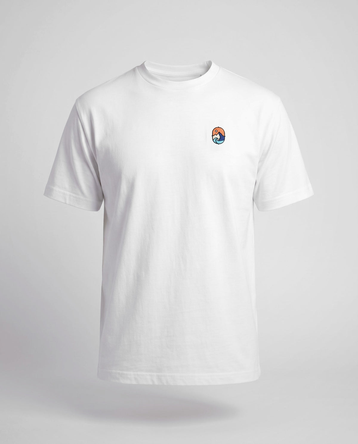 Let the Adventure Begin White Tee – studiobilde forfra