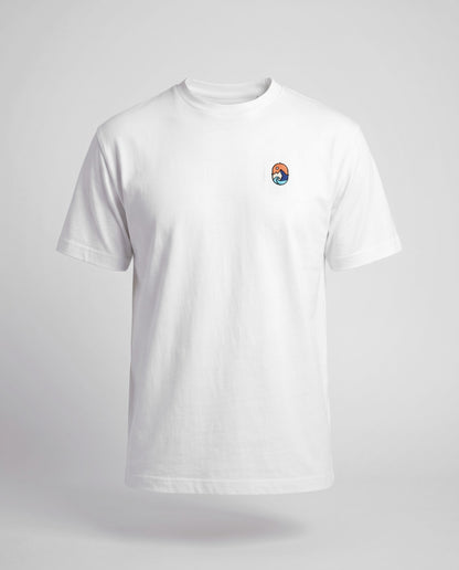 Let the Adventure Begin White Tee – studiobilde forfra