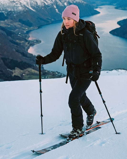 Pink Captain Merino Beanie – kvinne på topptur over fjorden i soloppgang