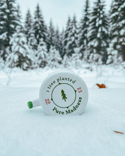Aurora Enamel Mug – bunnen med «1 tree planted»-stempel i snøen