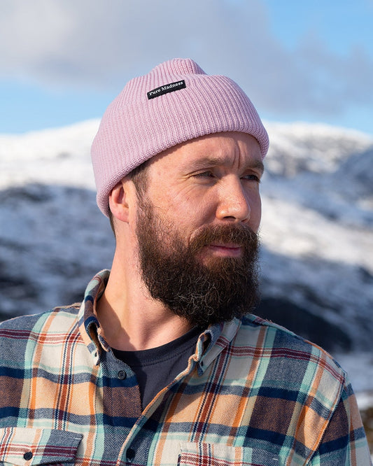 Pink Captain Merino Beanie – mann med skjegg og rosa lue i rutete skjorte