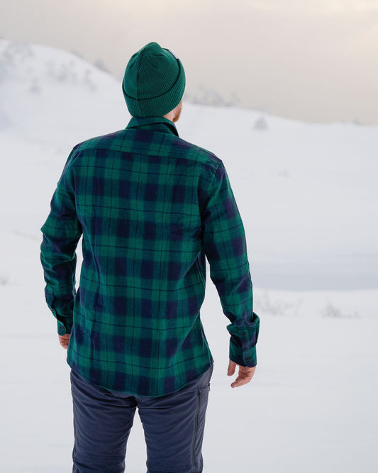 Voss Flannel Shirt Lake – skjorta sett bakfra i snøen