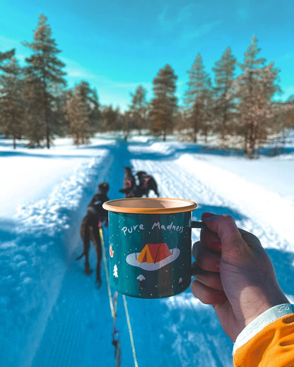 Winter Explorer Enamel Mug – kruset holdt opp på hundesledetur i vinterskog